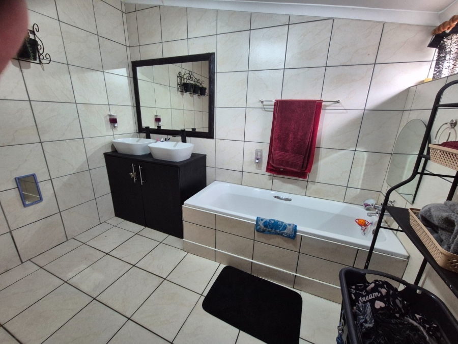 2 Bedroom Property for Sale in Tileba Gauteng