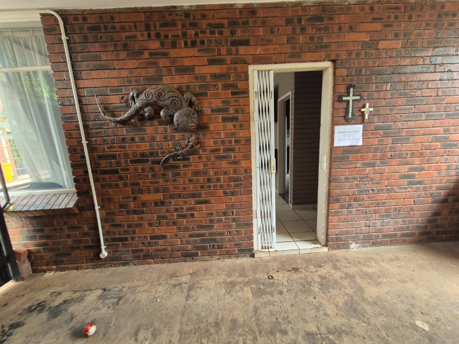 2 Bedroom Property for Sale in Tileba Gauteng