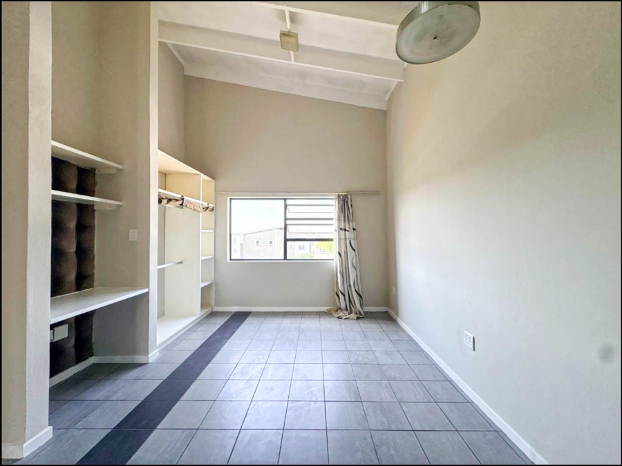 1 Bedroom Property for Sale in The Paddocks Gauteng