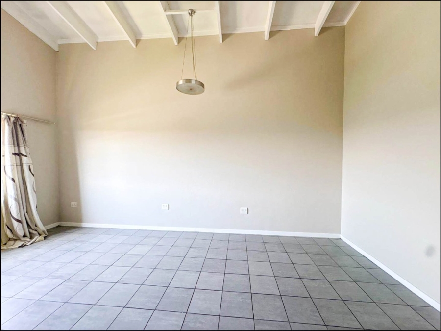 1 Bedroom Property for Sale in The Paddocks Gauteng