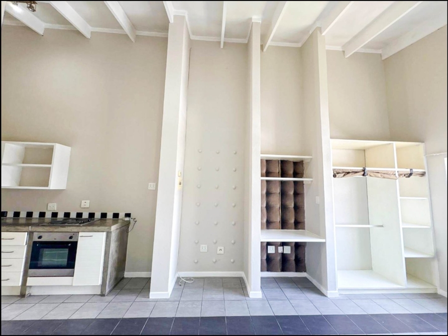 1 Bedroom Property for Sale in The Paddocks Gauteng