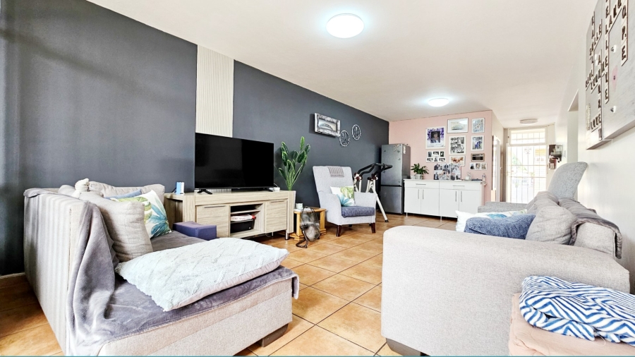 2 Bedroom Property for Sale in Three Rivers Proper Gauteng