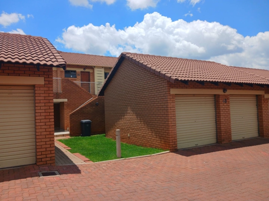 To Let 2 Bedroom Property for Rent in Noordwyk Gauteng