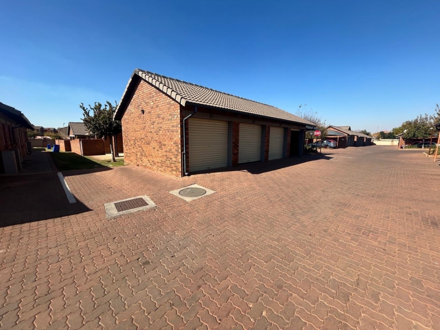2 Bedroom Property for Sale in Monavoni A H Gauteng