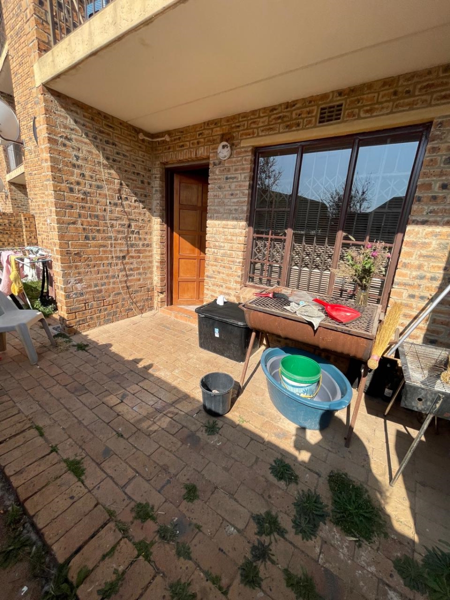 2 Bedroom Property for Sale in Chloorkop Gauteng