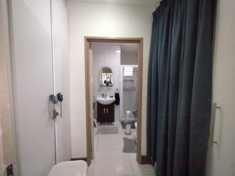 To Let 2 Bedroom Property for Rent in Houghton Estate Gauteng