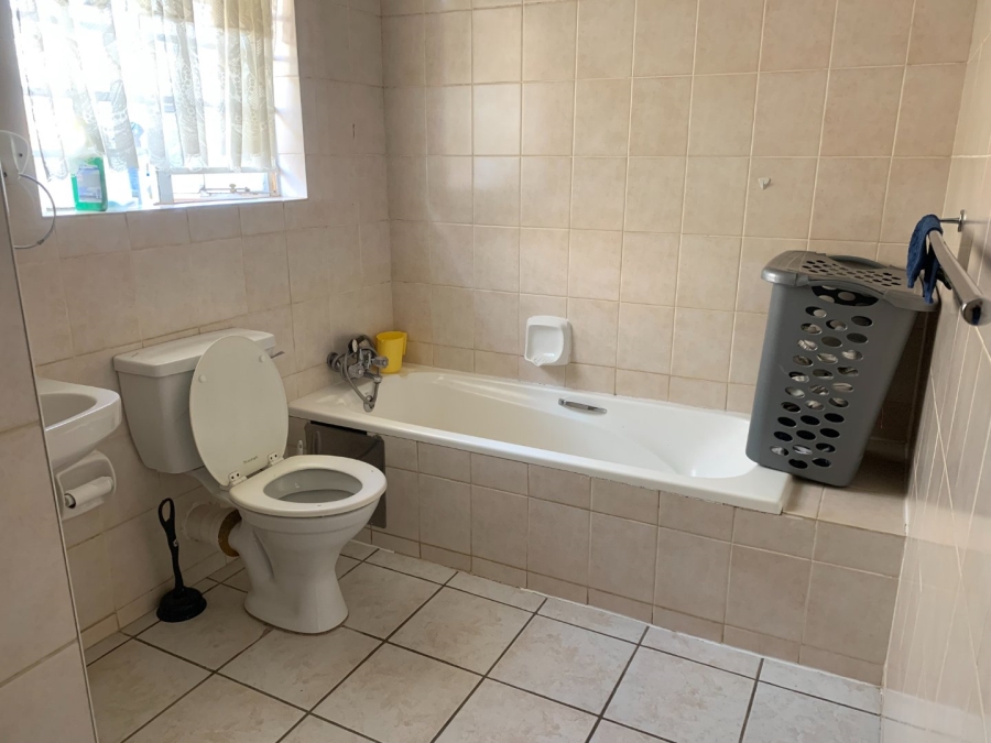 To Let 2 Bedroom Property for Rent in Die Hoewes Gauteng