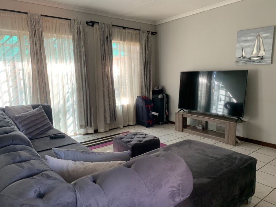 To Let 2 Bedroom Property for Rent in Die Hoewes Gauteng