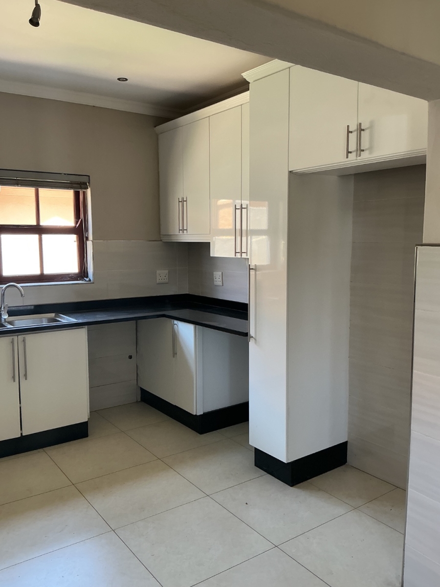 To Let 5 Bedroom Property for Rent in Blue Valley Golf Estate Gauteng