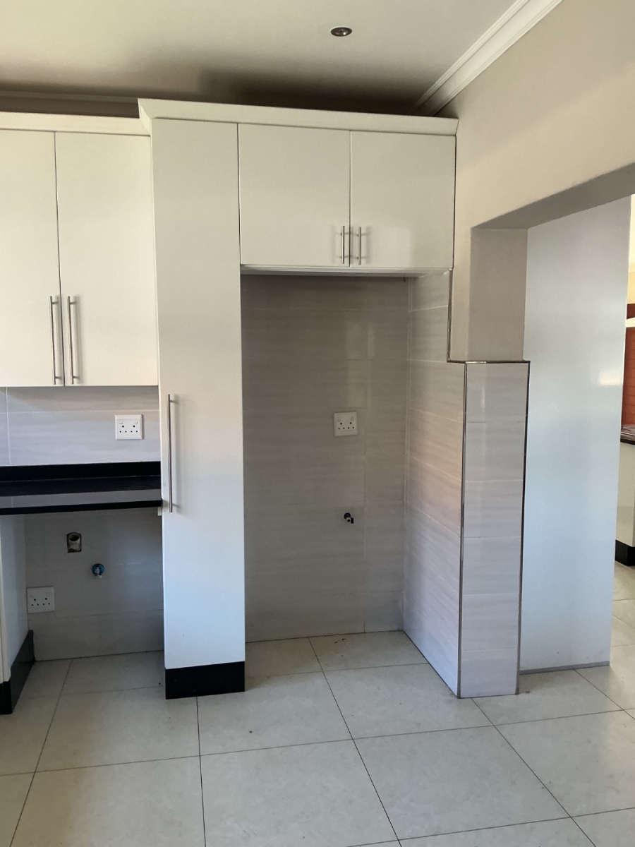 To Let 5 Bedroom Property for Rent in Blue Valley Golf Estate Gauteng