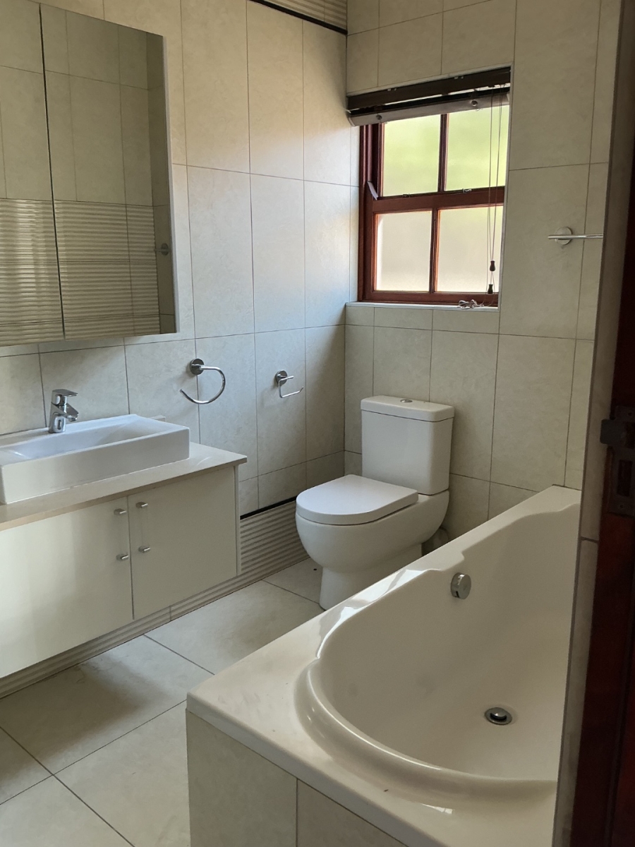 To Let 5 Bedroom Property for Rent in Blue Valley Golf Estate Gauteng