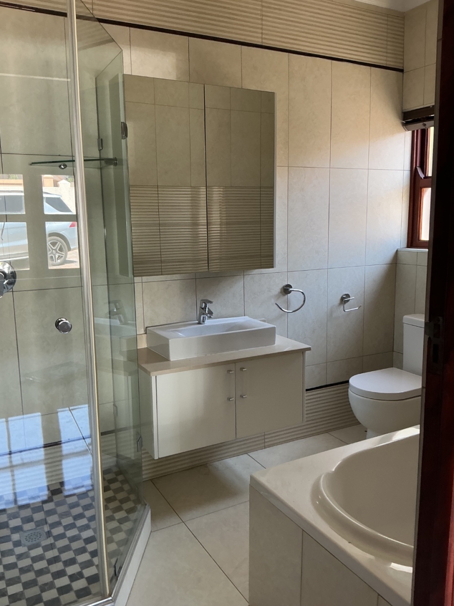 To Let 5 Bedroom Property for Rent in Blue Valley Golf Estate Gauteng