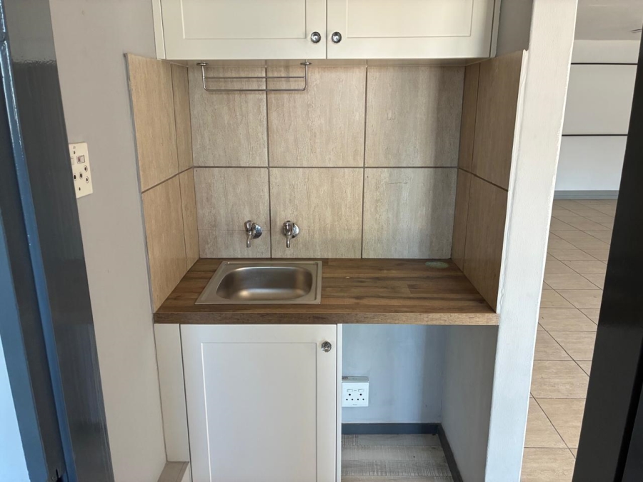 To Let commercial Property for Rent in Driehoek Gauteng