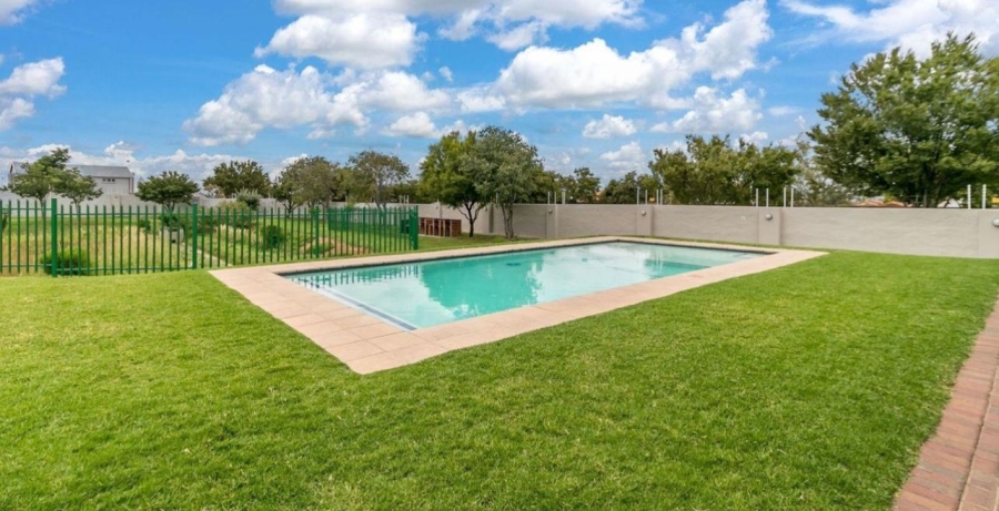 2 Bedroom Property for Sale in Blue Hills AH Gauteng