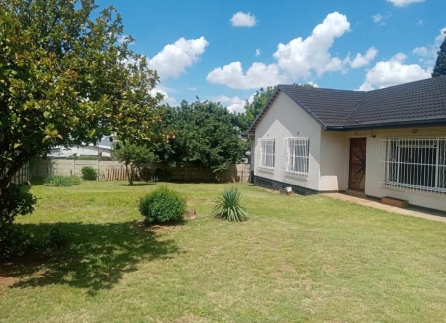 To Let 3 Bedroom Property for Rent in Helikonpark Gauteng