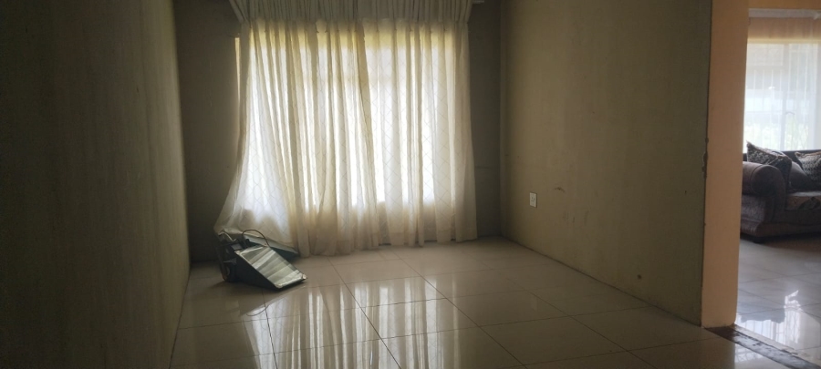 To Let 3 Bedroom Property for Rent in Helikonpark Gauteng