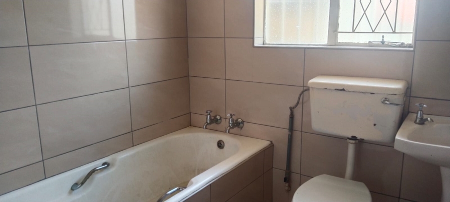 To Let 3 Bedroom Property for Rent in Helikonpark Gauteng