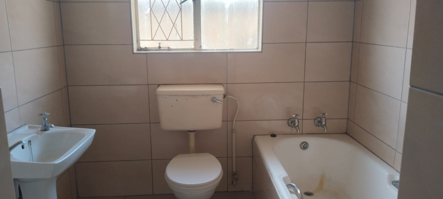 To Let 3 Bedroom Property for Rent in Helikonpark Gauteng