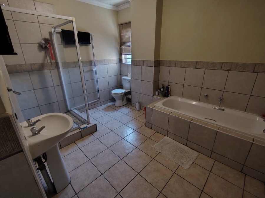 2 Bedroom Property for Sale in Rooihuiskraal North Gauteng