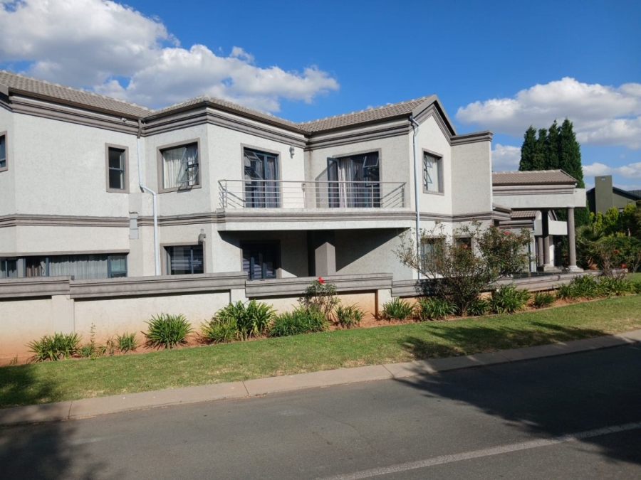 To Let 6 Bedroom Property for Rent in Blue Valley Golf Estate Gauteng