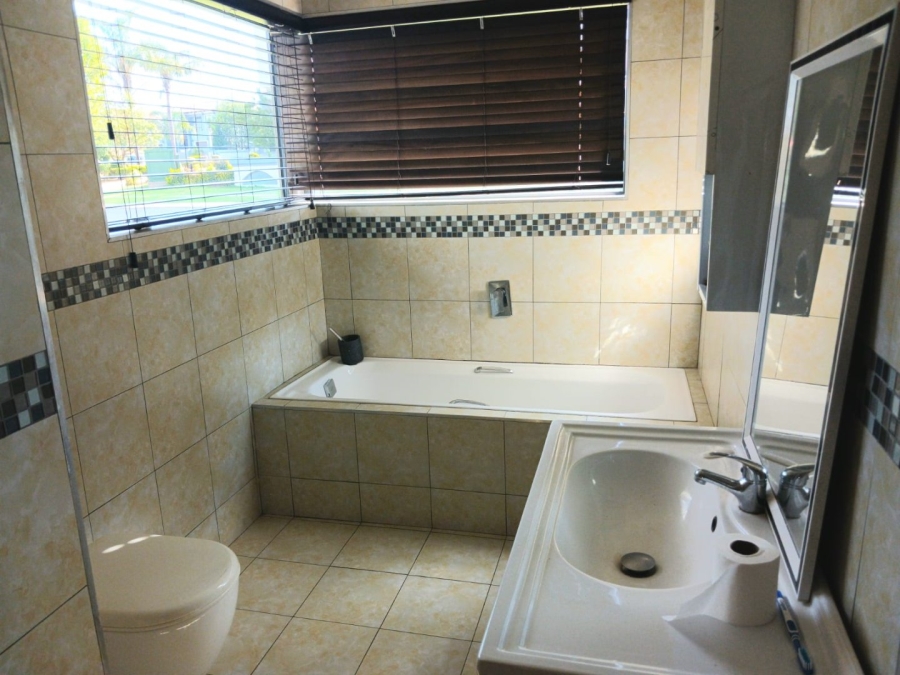 To Let 6 Bedroom Property for Rent in Blue Valley Golf Estate Gauteng