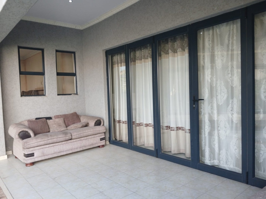 To Let 6 Bedroom Property for Rent in Blue Valley Golf Estate Gauteng
