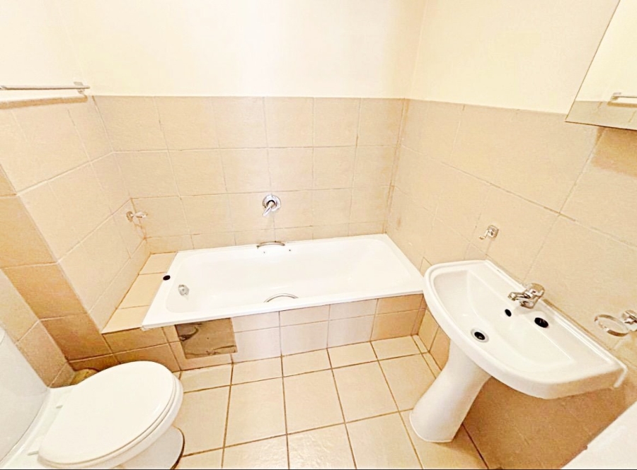 1 Bedroom Property for Sale in Die Hoewes Gauteng
