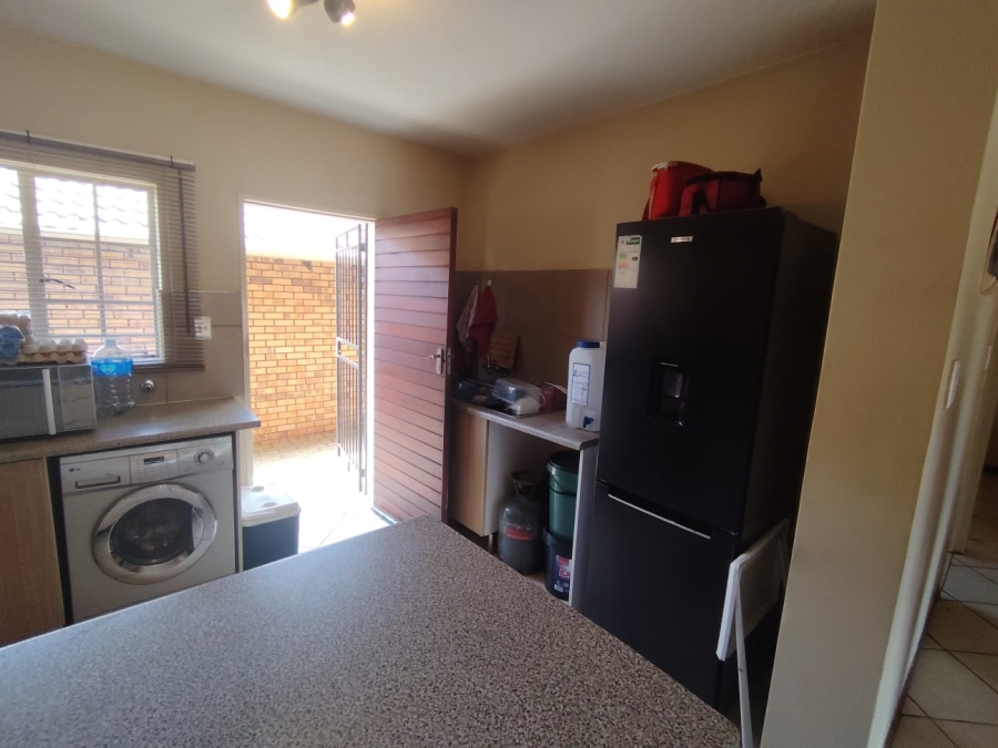 2 Bedroom Property for Sale in Monavoni Gauteng