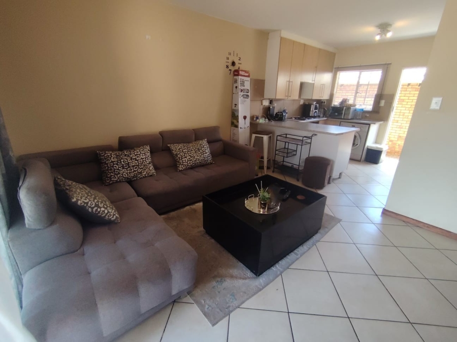 2 Bedroom Property for Sale in Monavoni Gauteng