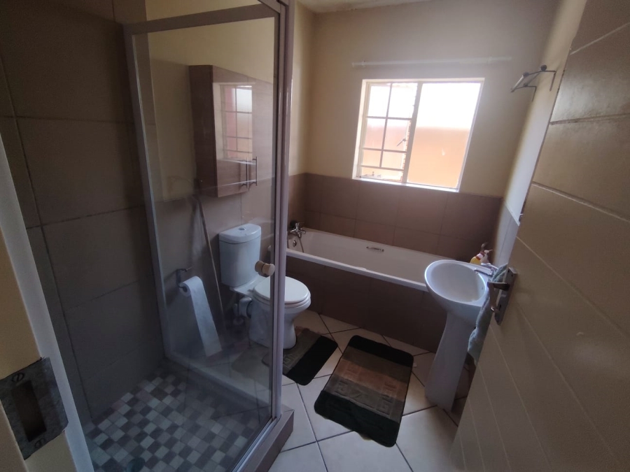 2 Bedroom Property for Sale in Monavoni Gauteng