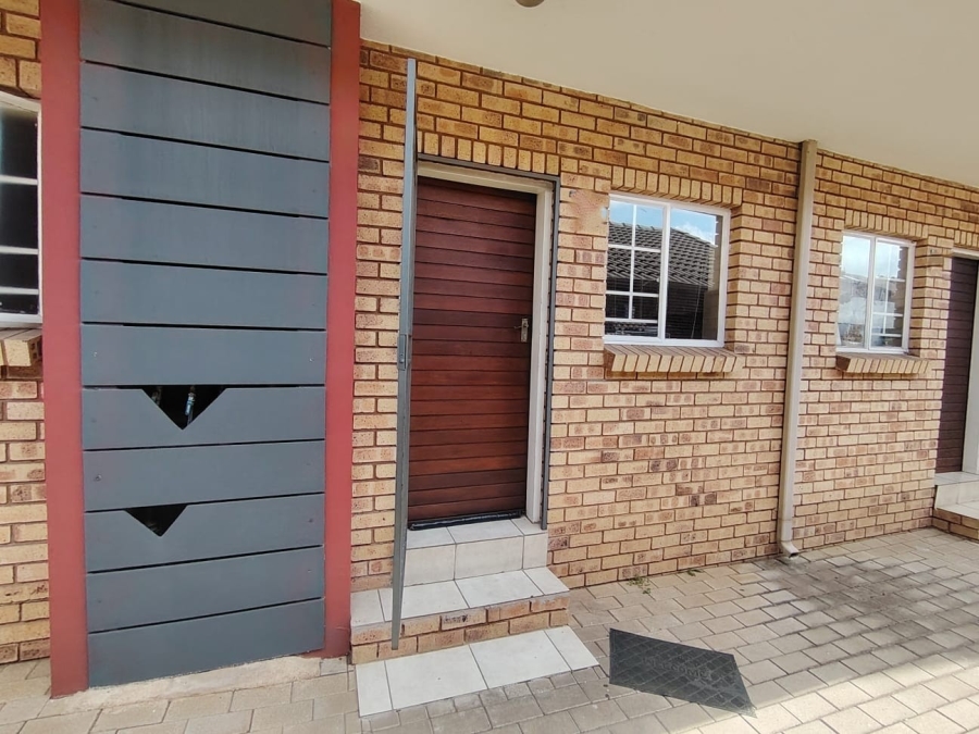 2 Bedroom Property for Sale in Monavoni Gauteng