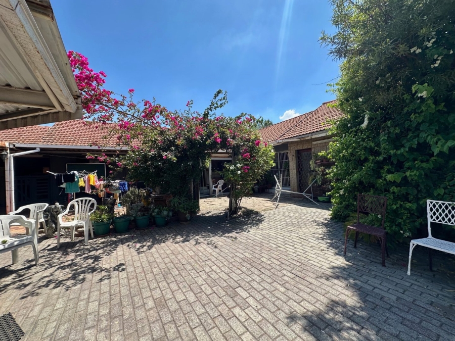 4 Bedroom Property for Sale in General Albertspark Gauteng