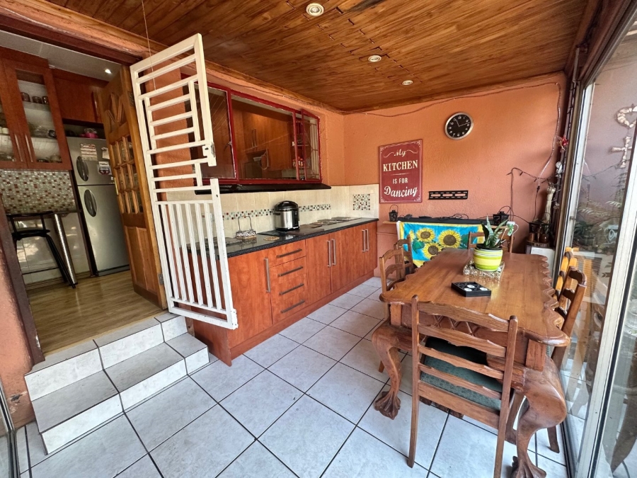 4 Bedroom Property for Sale in General Albertspark Gauteng