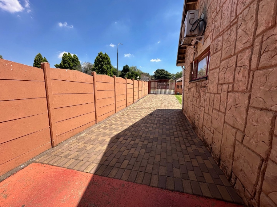 4 Bedroom Property for Sale in General Albertspark Gauteng