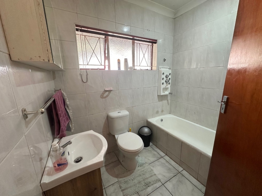 4 Bedroom Property for Sale in General Albertspark Gauteng