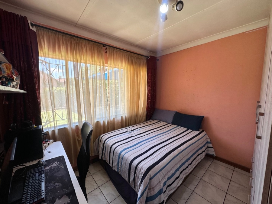 4 Bedroom Property for Sale in General Albertspark Gauteng