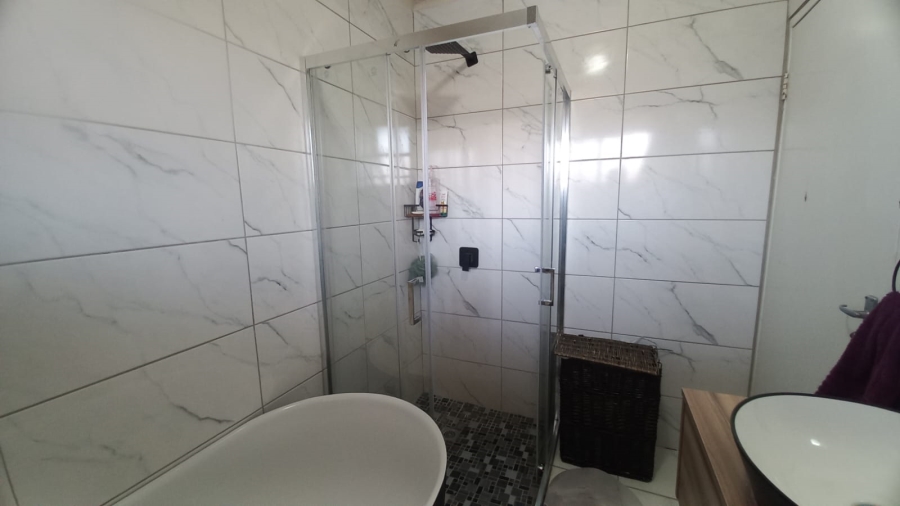 To Let 2 Bedroom Property for Rent in Noordwyk Gauteng