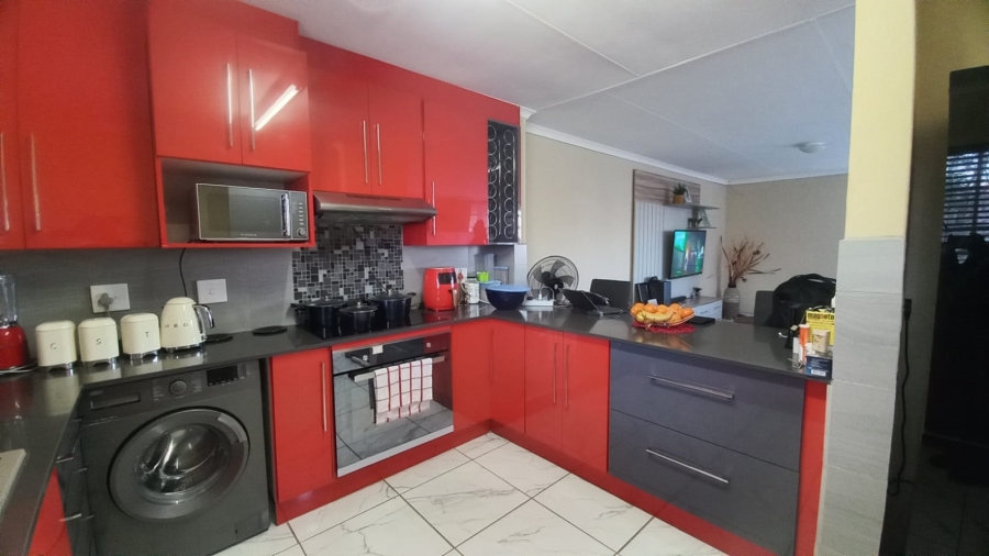 To Let 2 Bedroom Property for Rent in Noordwyk Gauteng