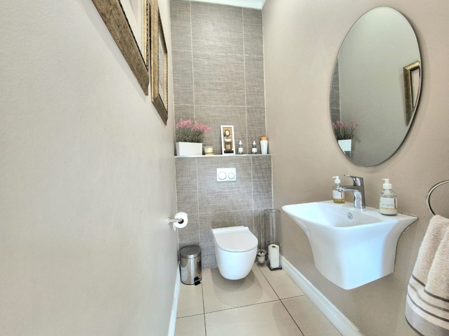 4 Bedroom Property for Sale in Midstream Ridge Gauteng