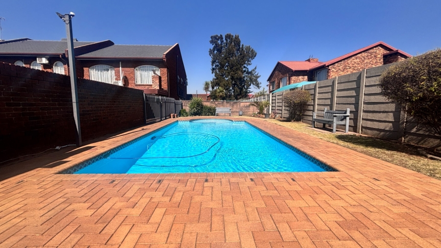3 Bedroom Property for Sale in Brackenhurst Gauteng