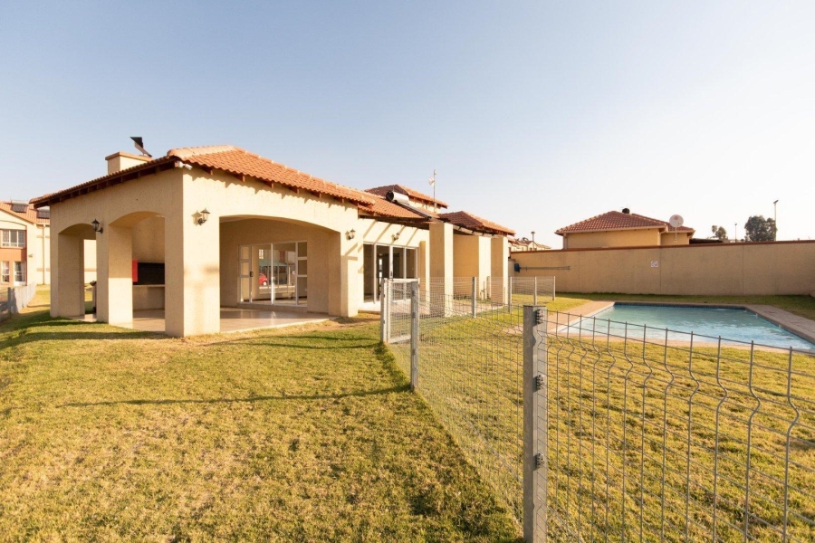 To Let 2 Bedroom Property for Rent in Ormonde Gauteng