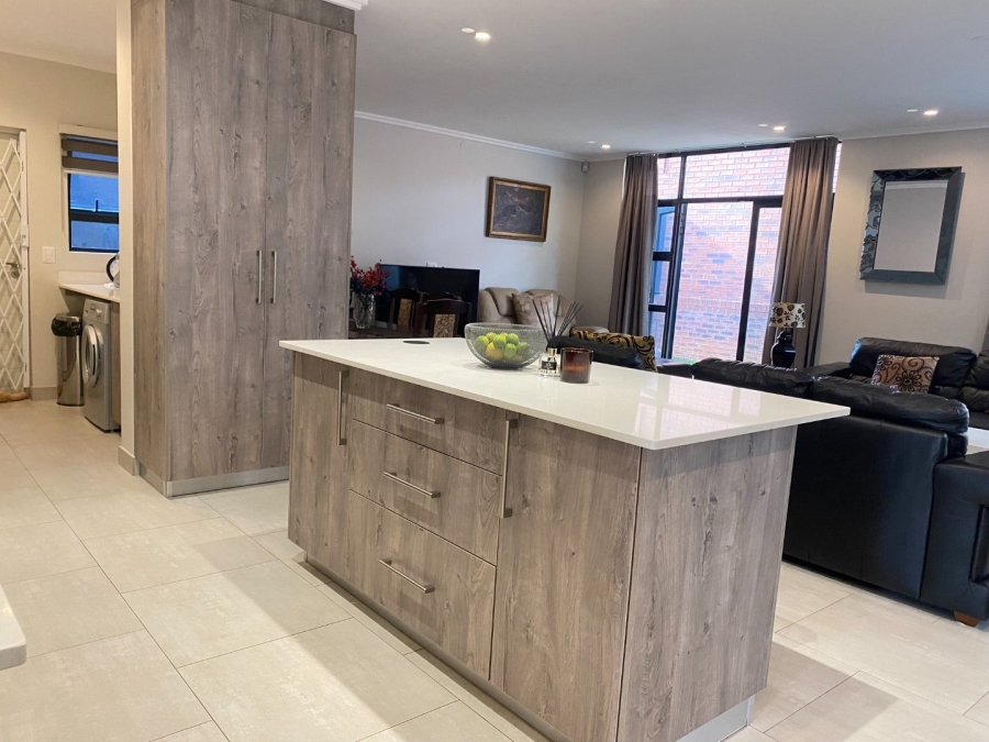 To Let 4 Bedroom Property for Rent in Bryanston Gauteng