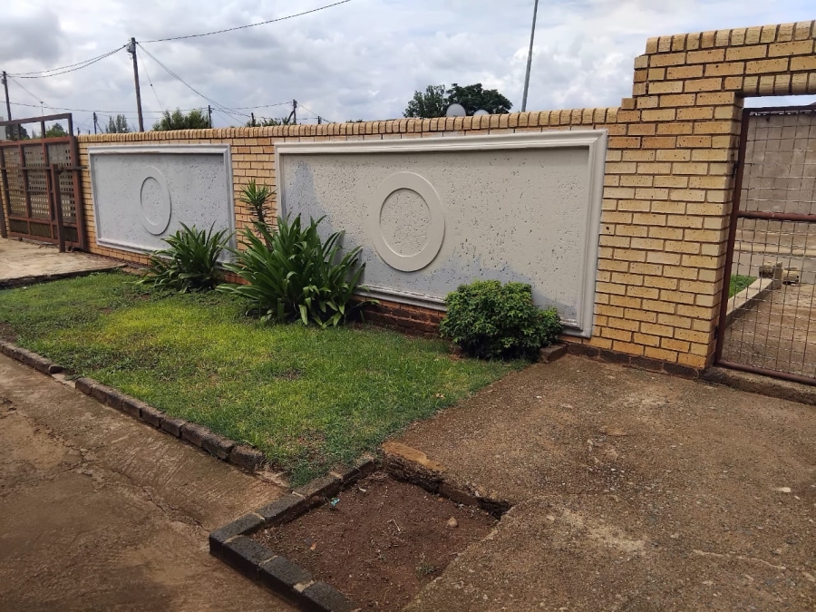 To Let 3 Bedroom Property for Rent in Protea South Gauteng
