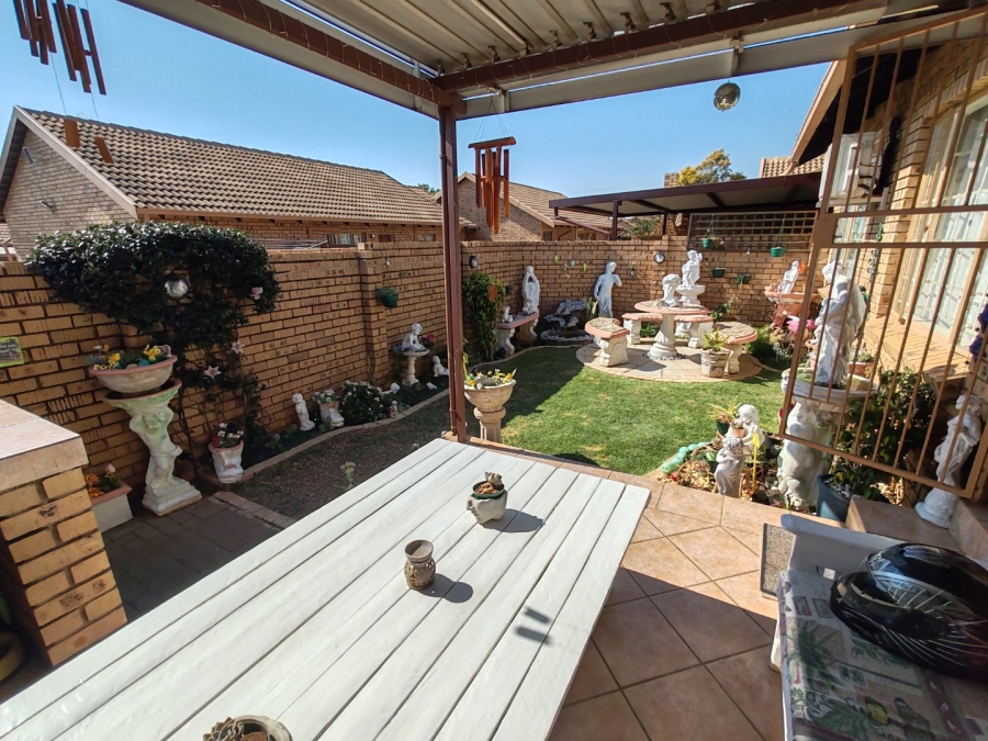 2 Bedroom Property for Sale in Magalieskruin Gauteng