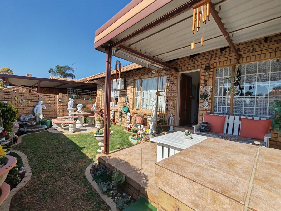 2 Bedroom Property for Sale in Magalieskruin Gauteng