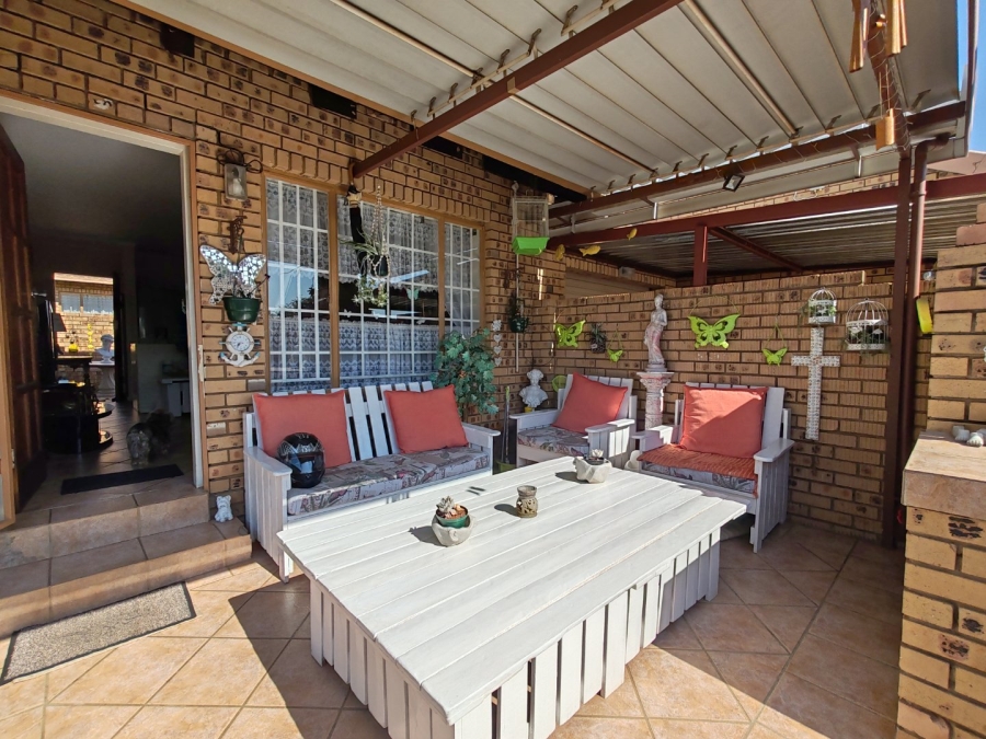 2 Bedroom Property for Sale in Magalieskruin Gauteng