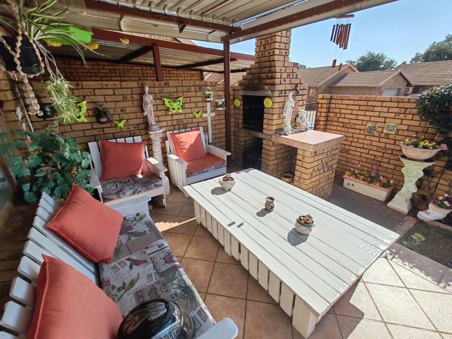 2 Bedroom Property for Sale in Magalieskruin Gauteng