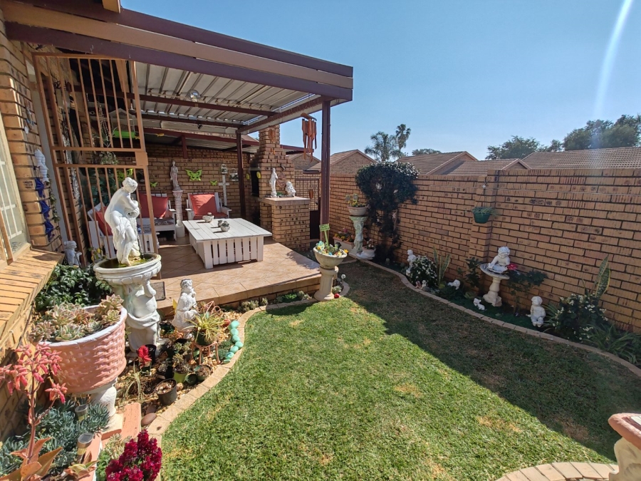 2 Bedroom Property for Sale in Magalieskruin Gauteng