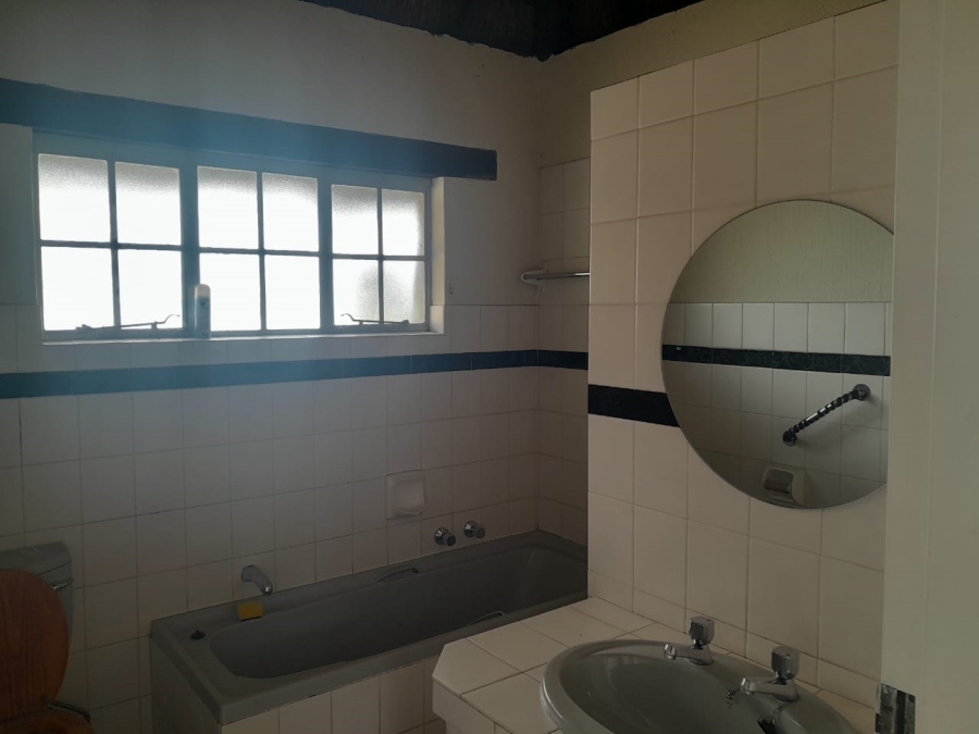 4 Bedroom Property for Sale in Kloofendal Gauteng