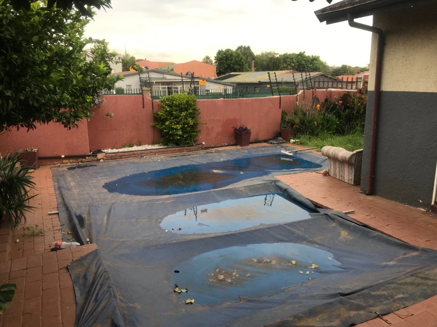 To Let  Bedroom Property for Rent in Sophiatown Gauteng